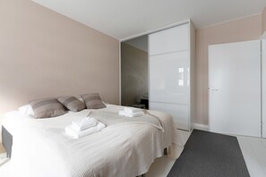 1 habitación, escritorio, tabla de planchar con plancha y cuna de viaje 