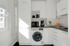 Frigorífico, microondas, horno y placa de cocina