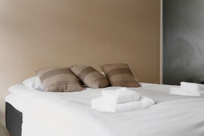1 dormitorio, escritorio, tabla de planchar con plancha y cuna de viaje