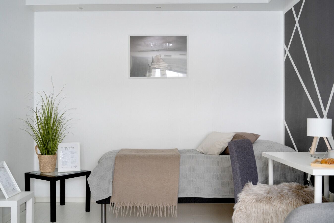 1 chambre, bureau, fer et planche à repasser, lit parapluie