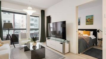 1 chambre, bureau, fer et planche à repasser, lit parapluie