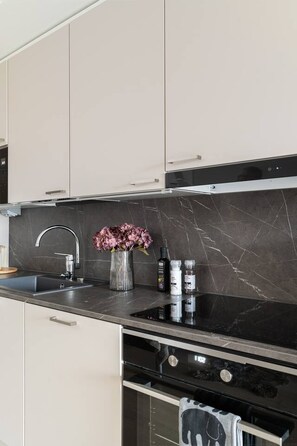 Refrigerador, microondas, horno y parrilla de estufa 