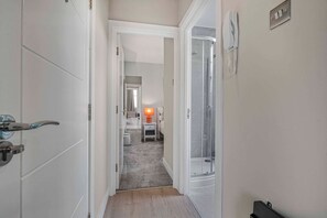 Shower, hair dryer, towels - GuestReady - Stylish getaway in Liverpool (Liverpool)
