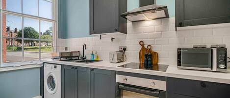 Refrigerador, microondas, horno y cafetera y tetera