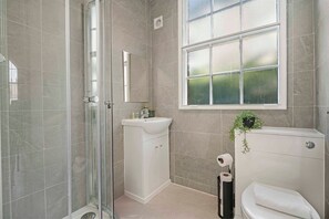 Shower, hair dryer, towels - GuestReady - Stylish getaway in Liverpool (Liverpool)