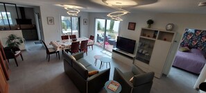 TV - Beautiful villa, located only 10 minutes walk from the beach (Saint-Georges-de-Didonne)