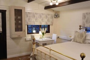 Cabin | 1 bedroom, free WiFi, bed sheets - Tranquil Lodge Retreat in Southampton (Southampton)