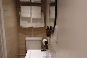 Douche, sèche-cheveux, serviettes fournies