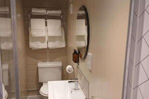 Shower, hair dryer, towels - Tranquil Lodge Retreat in Southampton (Southampton)