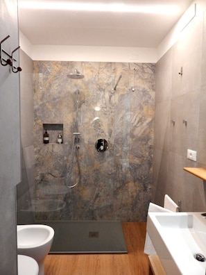 Douche, sèche-cheveux, bidet, serviettes fournies