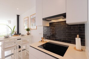 Mikrowelle, Ofen, Herdplatte, Geschirrspüler