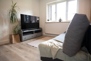 2 bedrooms, iron/ironing board, travel cot, WiFi