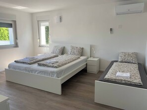 2 bedrooms, iron/ironing board, WiFi, bed sheets
