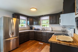 Fridge, microwave, oven, stovetop - Nature-Quiet Retreat • Firepit + BBQ • PetFriendly (McArthur)
