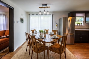 Dining - Nature-Quiet Retreat • Firepit + BBQ • PetFriendly (McArthur)