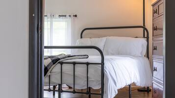 1 bedroom, iron/ironing board, free WiFi