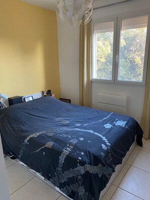 3 bedrooms, iron/ironing board, free WiFi, bed sheets