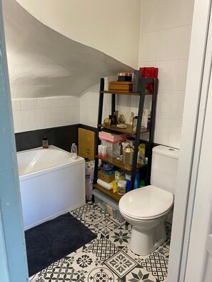 Chuveiro, secador de cabelo, bidê, toalhas de banho