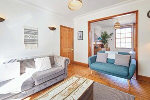 TV, offices - Host & Stay | Gray Street (Whitby)