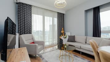 Apartamento de lujo, balcón, vistas a la ciudad | Zona de estar