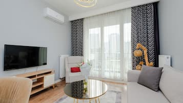 Departamento de lujo, balcón, vista a la ciudad | Área de sala de estar