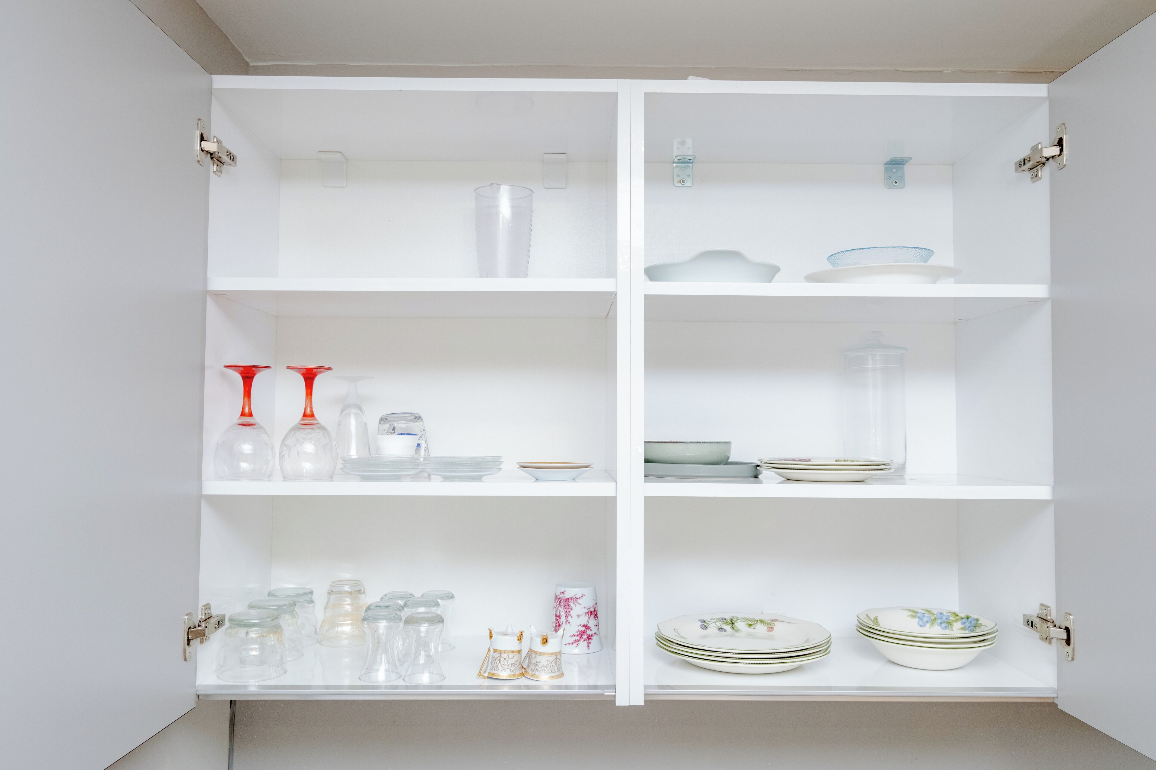 Full-size fridge, oven, stovetop, dishwasher