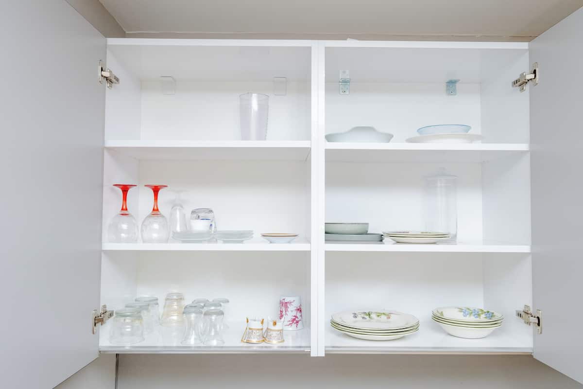 Full-sized fridge, oven, stovetop, dishwasher