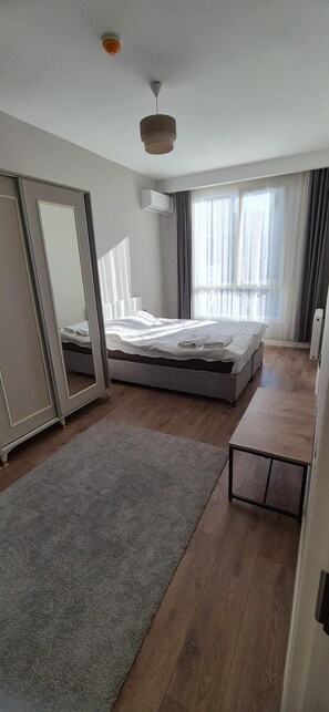 Luxe appartement, balkon, uitzicht op de stad | Individueel gedecoreerd, individueel gemeubileerd, een bureau