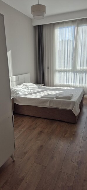 럭셔리 아파트, 발코니, 시내 전망 | 각각 다른 스타일의 인테리어, 각각 다르게 가구 비치, 책상, 암막 커튼