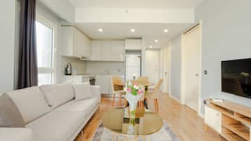 Apartamento de lujo, balcón, vistas a la ciudad | Cocina privada | Frigorífico grande, horno, placa de cocina y lavavajillas
