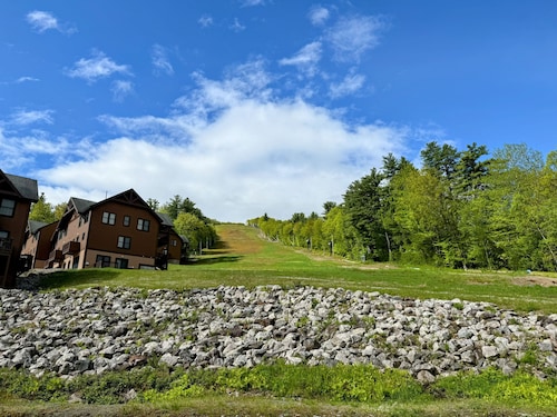 Cozy Bridgton Townhome – Ski-in/out On Pleasant Mountain