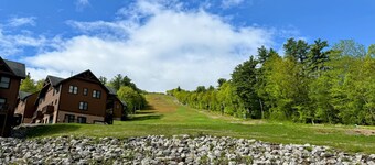 Cozy Bridgton Townhome – Ski-in/out On Pleasant Mountain