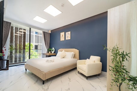 7 bedrooms, desk, laptop workspace, blackout drapes