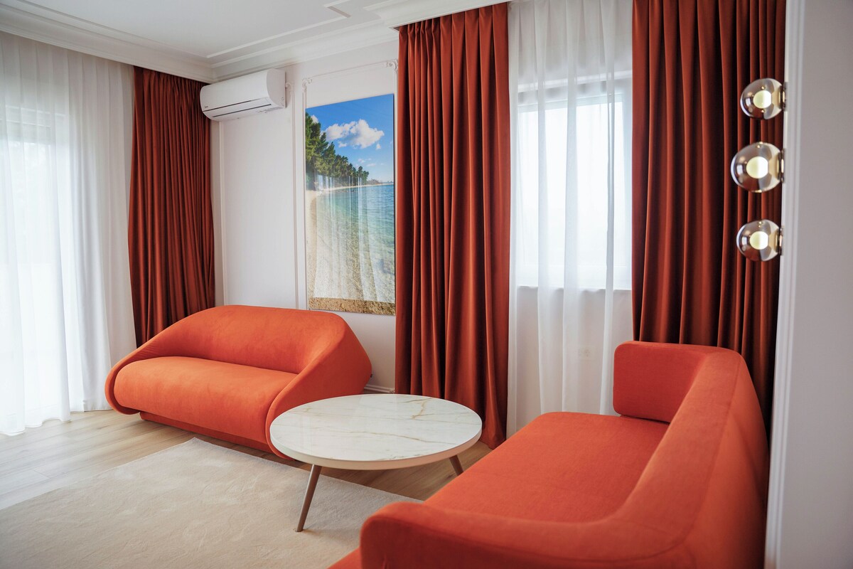Luxe appartement, 1 slaapkamer, balkon, gedeeltelijk uitzicht op zee | Woonruimte