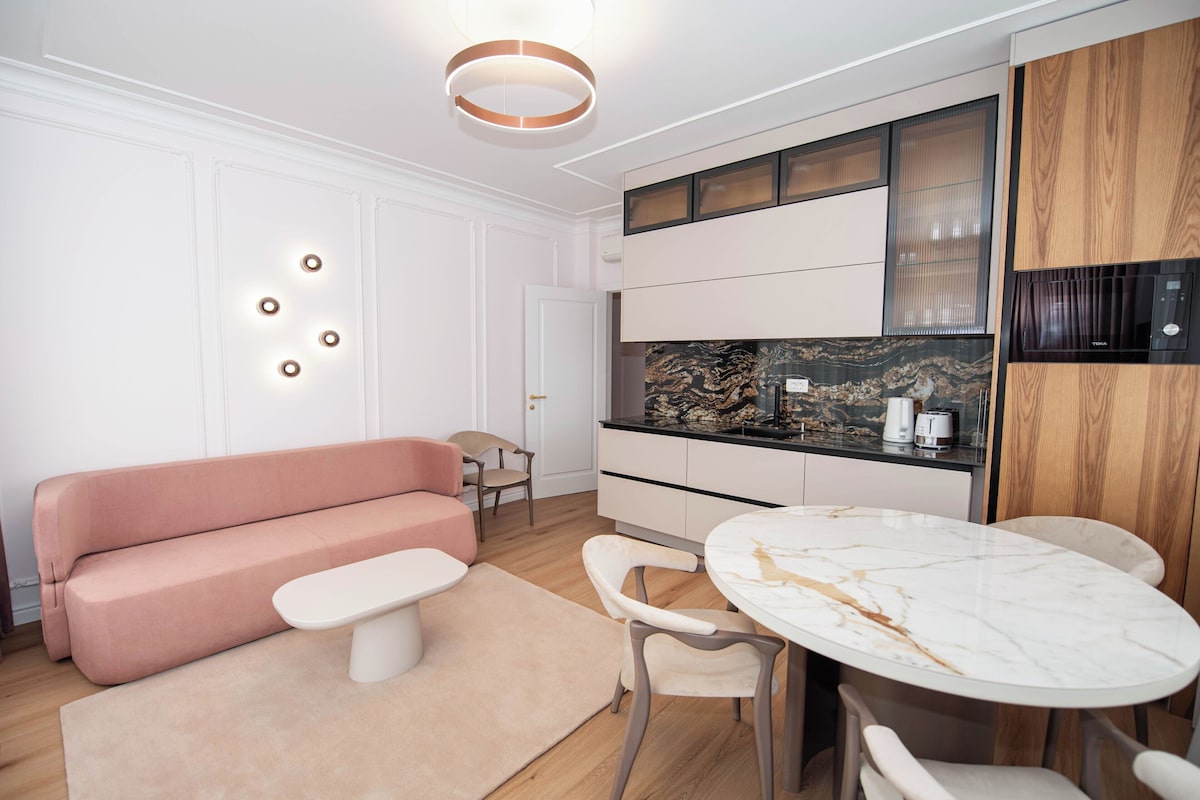 Luxe appartement, 2 slaapkamers, gedeeltelijk uitzicht op zee, op benedenverdieping | Woonruimte