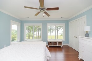 4 chambres, bureau, fer et planche à repasser, lit parapluie