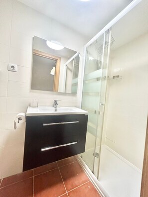 Shower, hair dryer, towels, soap - Centro Lavapiés Mesón D Paredes(1 bedroom apartment ) (Madrid)
