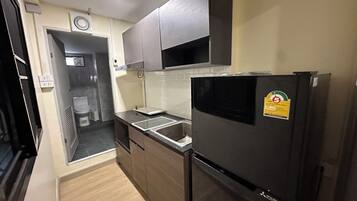 Fridge, microwave, stovetop, cookware/dishes/utensils