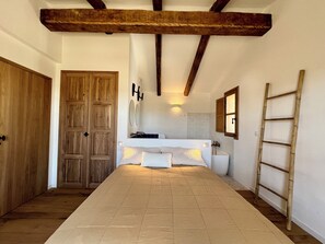 3 habitaciones, tabla de planchar con plancha, wifi y ropa de cama 