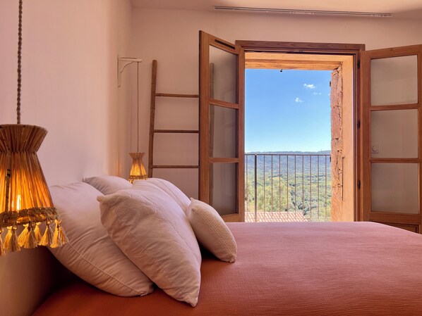 3 habitaciones, tabla de planchar con plancha, wifi y ropa de cama 