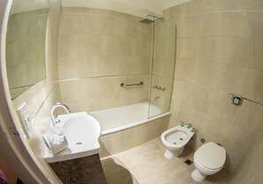 Superior Triple Room | Bathroom