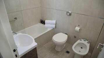Classic Triple Room | Bathroom