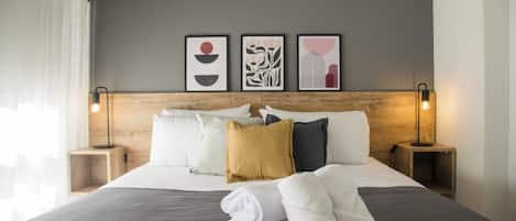 Habitación triple clásica | Escritorio, espacio para trabajar con laptop y cortinas blackout