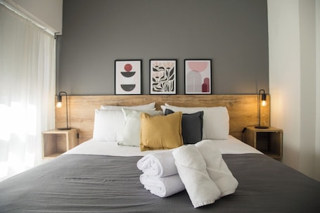 Escritorio, espacio para trabajar con laptop y cortinas blackout