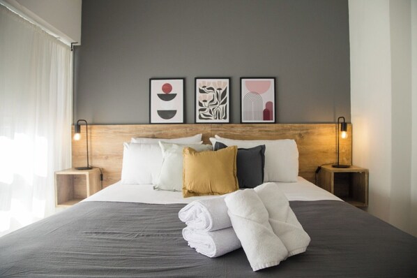 Classic Triple Room | Desk, laptop workspace, blackout curtains, soundproofing