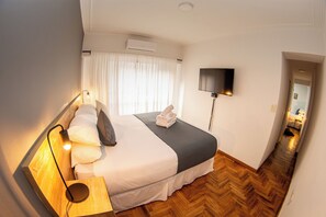 Habitación triple superior | Escritorio, espacio para trabajar con laptop y cortinas blackout 