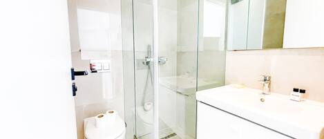 Dusche, Haartrockner, Handtücher