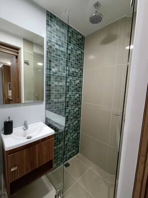 Shower, hair dryer, towels, soap - Wonderful! Stay Near the Skating Rink (Cali)