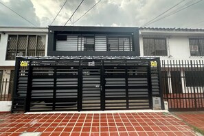 Exterior - Wonderful! Stay Near the Skating Rink (Cali)