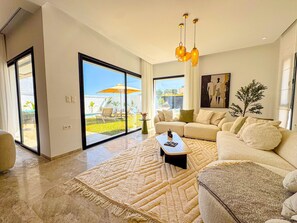 TV, fireplace - villa Alba: luxe et confort a Hammamet (Mrezga)